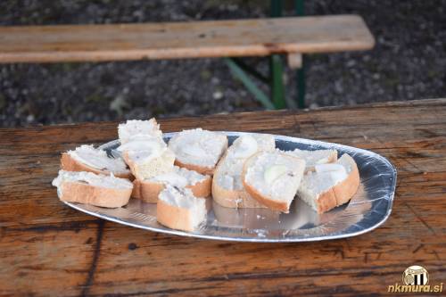 Cven je gledalce počastil z zoblom pa lükon.