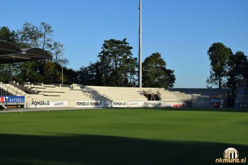 Severovzhodna tribuna.