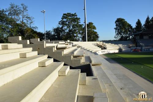 Severovzhodna tribuna.