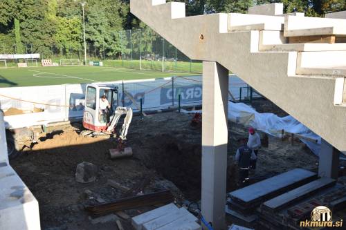 Gradbena dela, ki potekajo za severozahodno tribuno.