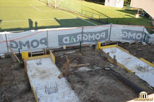 Gradbena dela, ki potekajo za severozahodno tribuno.