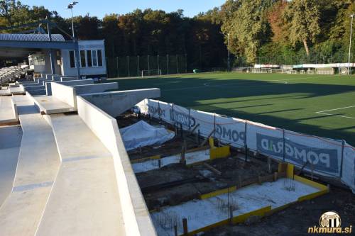 Gradbena dela, ki potekajo za severozahodno tribuno.