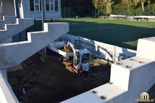 Gradbena dela, ki potekajo za severozahodno tribuno.