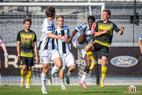 Faad Sana posreduje pred Andrejem Pogačarjem. Akcijo spremljata Aljaž Antolin in Luka Turudija.