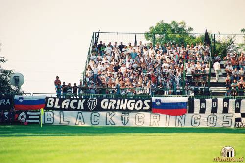 Prizor s tekme med Muro in Lyngbyjem iz leta 1996. Black Gringosi so bili na robu tribune, zraven je tudi vhod, ki so ga kasneje zaprli.