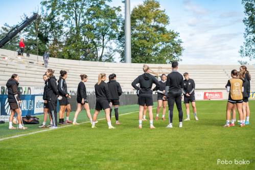 Uradni trening Mure None pred evropskim dvobojem z Dinamom iz Minska. V ozadju poteka gradnja severozahodne tribune. Soigralke je obiskala tudi poškodovana kapetanka Špela Kolbl. Uradni trening Mure None pred evropskim dvobojem z Dinamom iz Minska. V ozadju poteka gradnja severozahodne tribune. Soigralke je obiskala tudi poškodovana kapetanka Špela Kolbl.