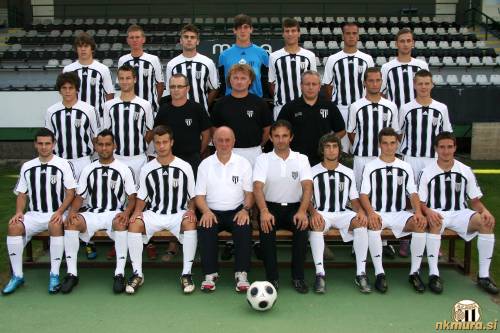 Mura jeseni 2010/11. Zgornja vrsta (od leve): Rok Gruškovnjak, Matjaž Kek, Armend Sprečo, Filip Drakovič, Jernej Slavič, Tadej Ramšak, Marko Smodiš. Srednja vrsta (od leve): Erik Janža, Alen Bencak, Darko Hidič (tehnični vodja), Franc Cifer (pomočnik trenerja), Marjan Matjašec (ekonom), Luka Ivanič, Valen Filipović. Sedijo (od leve): Jernej Janža, Milko Kovač, Damjan Bohar, Stanko Maučec (trener), Miroslav Topič (predsednik), Mitja Lotrič, Nino Kouter, Uroš Krajnc. Manjkajo: Matej Radan, Boris Janev, Žiga Kous, Jože Janža (fizioterapevt), Slobodan Đurić (trener vratarjev).