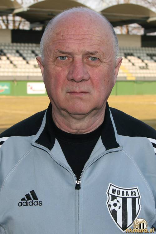 Portret Stanka Maučeca. Fotografija je nastala spomladi 2011, ko je nazadnje vodil črno-bele.