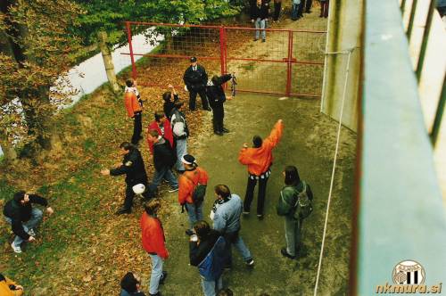 Dogajanje za severno tribuno. Dogajanje za severno tribuno.