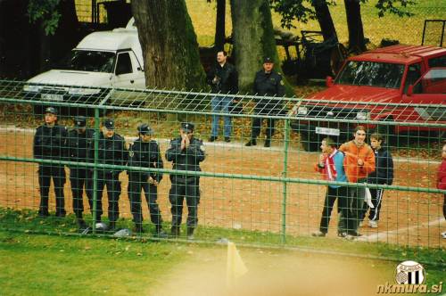Prostor med glavno in severno tribuno, kjer je bil nekoč lejpi špil. Prostor med glavno in severno tribuno, kjer je bil nekoč lejpi špil.