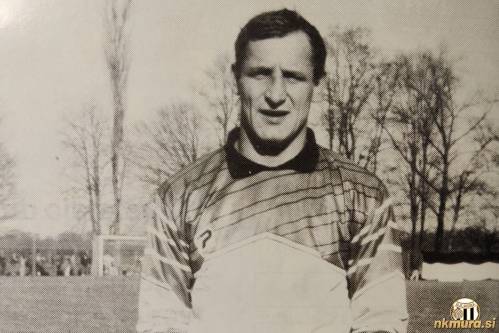 Anto Jakovljević leta 1992 v vratarskem dresu Mure. Fotografija je nastala na Fazaneriji. Anto Jakovljević leta 1992 v vratarskem dresu Mure. Fotografija je nastala na Fazaneriji.