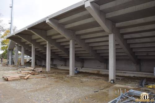 Severozahodna tribuna z zadnje strani. Severozahodna tribuna z zadnje strani.