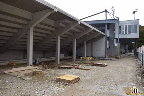 Severozahodna tribuna z zadnje strani. Severozahodna tribuna z zadnje strani.