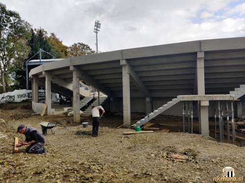 Severozahodna tribuna z zadnje strani. Severozahodna tribuna z zadnje strani.