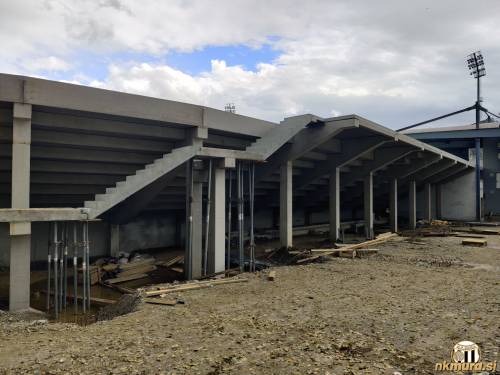 Severozahodna tribuna s zadnje strani. V prihodnjih dneh bodo namestili še podporne stebre pri delu tribune, ki se stika z glavno. Severozahodna tribuna s zadnje strani. V prihodnjih dneh bodo namestili še podporne stebre pri delu tribune, ki se stika z glavno.