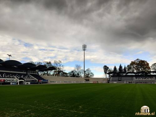 Tribuna. Tribuna.