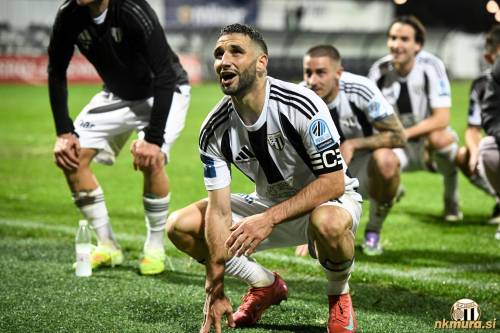 Nino Kouter s soigralci po koncu tekme pred navijači.