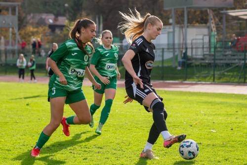 Zala Omerza. Ob njej je Taia Doles. Zala Omerza. Ob njej je Taia Doles.