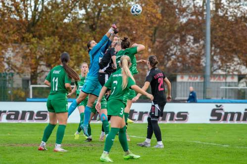 Gneča v kazenskem prostoru Olimpije. Gneča v kazenskem prostoru Olimpije.