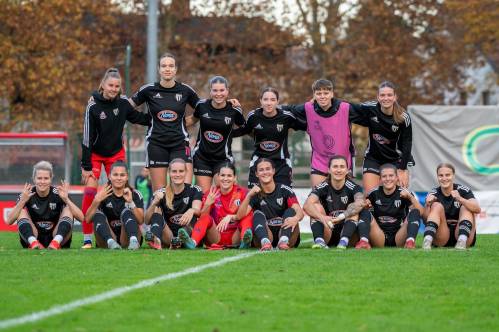 Fotografija po koncu tekme. Zgornja vrsta od leve: Truntič, Serec, Dasović Ravnik, Kavaš, Horvat, Hrga. Spodnja vrsta: Vindišar, Jakšič, Omerza, Nemet, Milović, Kravets, Rakovec in Dolinar. Fotografija po koncu tekme. Zgornja vrsta od leve: Truntič, Serec, Dasović Ravnik, Kavaš, Horvat, Hrga. Spodnja vrsta: Vindišar, Jakšič, Omerza, Nemet, Milović, Kravets, Rakovec in Dolinar.