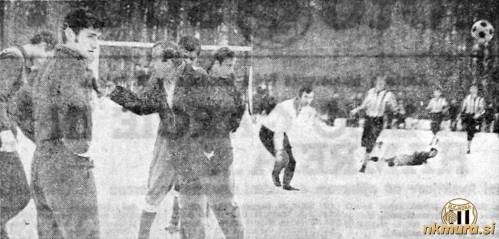 Trener Maribora Omeragić v pogovoru s Horvatićem, Simeunovićem, Kranjcem in Miličevičem. Desno: vratar Mure Bračič je uspešno posredoval pred svojimi vrati. Nogometaši Mure so v progastih majicah.