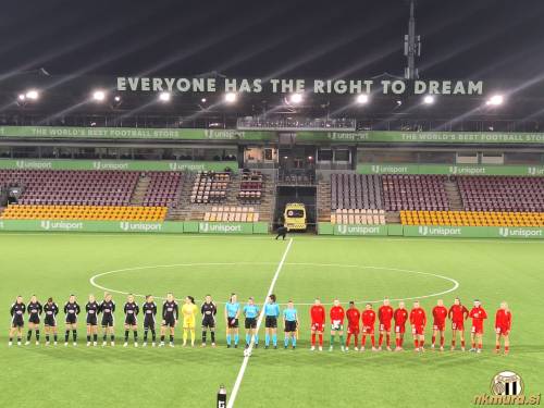 Začetni enajsterici pred pričetkom tekme.