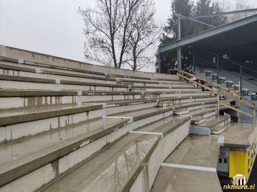 Severozahodna tribuna.