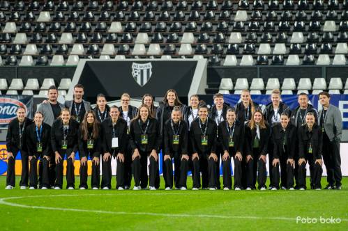 Stojijo od leve: Damjan Vuzem (trener vratark), Domen Kotnjek (pomočnik trenerja), Lucija Kos, Lea Dolinar, Elena Paneska, Ana Milović, Živa Rakovec, Ema Horvat, Zala Omerza, Zala Vindišar, Vladimir Kokol (trener), Leon Kovač (fizioterapevt). Spodnja vrsta: Joanna Olszewska, Lana Kavaš, Asja Cvetkovič, Lana Jakšič, Neža Hrga, Hana Serec, Teja Truntič, Evelina Kos, Gala Dasović Ravnik, Tija Šoštarič Karič, Sara Nemet, Noelle Vilčnik. Manjka: Darya Kravets.