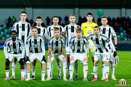 Začetna enajsterica Mure proti Primorju. Stojijo od leve: Borna Proleta, Alen Korošec, Dario Vizinger, Raphael Hofer, Nejc Dermastija, Luka Bobičanec. Čepijo: Faad Sana, Aljaž Antolin, Niko Kasalo, Žan Petrovič in Nino Kouter.