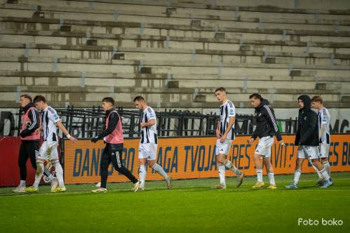 Igralci razočarani odhajajo v slačilnico.