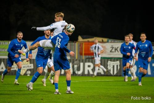 Aljaž Antolin v skoku.