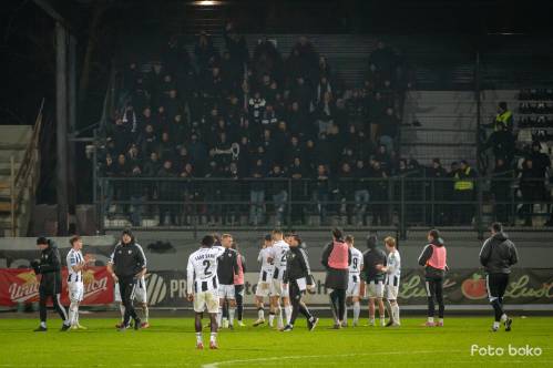 Igralci Mure pred Gringosi po koncu tekme.