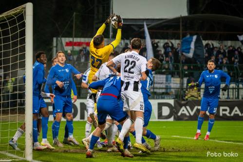 Gneča pred vrati Nafte.