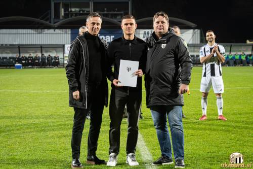 Luka Bobičanec je podaljšal pogodbo z Muro. Od leve: Aleš Kegelj (poslovni direktor), Luka Bobičanec in Robert Kuzmič (predsednik).