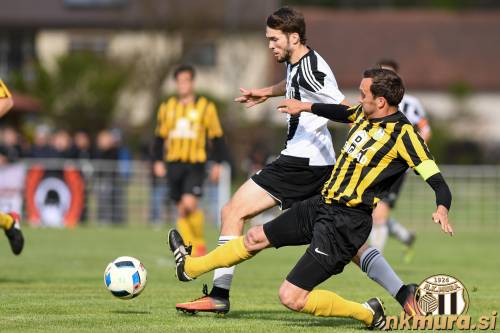 Klemen Pucko in kapetan Tromejnika Blaž Kous na tekmi 3. SNL med Tromejnikom in Muro (23. april 2017).