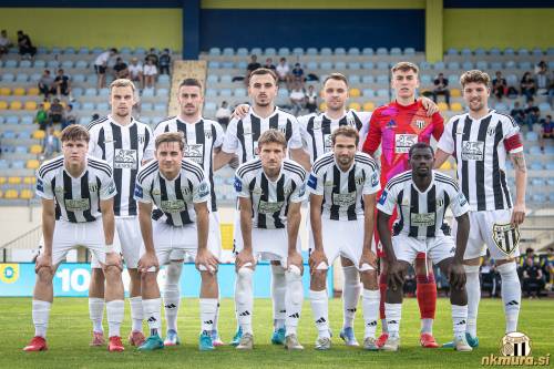 Začetna enajsterica Mure proti Radomljam (3. maj 2025). Stojijo od leve: Aljaž Antolin, Dario Vizinger, Leard Sadriu, Robert Murić, Aljaž Strajnar, Kai Cipot. Čepijo: Jaka Domjan, Jošt Pišek, Matic Vrbanec, Klemen Pucko in Faad Sana.