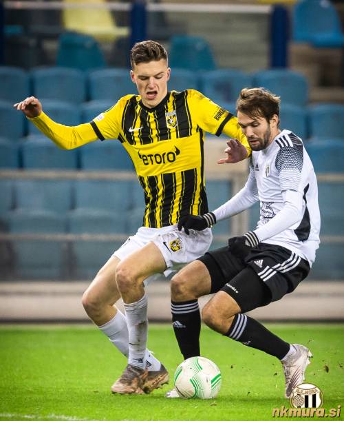 Klemen Pucko na tekmi konferenčne lige proti Vitesseju. Tekma je bila odigrana 9. decembra 2021 v Arnhemu.