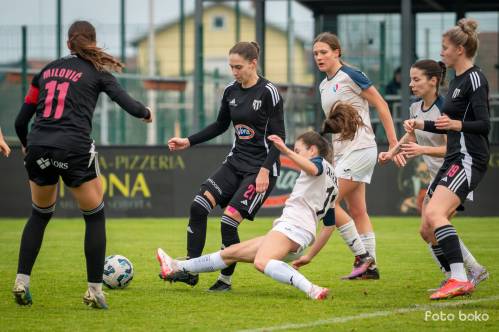 Joanna Olszewska v dvoboju s Tijo Zakrajšek. Akcijo spremljata Ana Milović in Zala Vindišar.