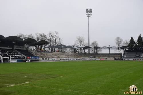 Pogled na severozahodno tribuno.