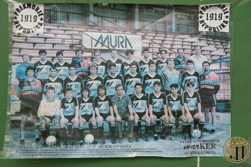 NK Mura v sezoni 92/93. Stojijo od leve: Vlado Banko (sekretar), Mirsad Granov, Jože Kosi, Nikola Škrbić (pomočnik trenerja), Anton Slavic, Robert Belec, Roman Buzeti, Jože Vori, Adamo Baranja, Milovan Tarbuk (trener), Ervin Kerčmar (teh. direktor). Srednja vrsta: Milivoj Gavrilović (trener vratarjev), Bojan Jančar, Daniel Lebar, Franc Cifer, Marinko Šarkezi, Zoran Zetić, Duško Vicković, Janko Irgolić, Ekrem Omerović, dr. Bojan Korošec (zdravnik). Spodnja vrsta: Kristjan Zver, Darko Ivančič, Joco Baranja, Kristjan Cener, Milan Mörec (predsednik), Smiljan Cener, Tomaž Emeršič, Jože Kokaš in Franc Krančič.