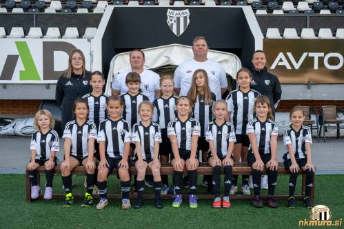 Ženska ekipa U10 jeseni 2025. Zgornja vrsta: Nika Ropoša (trener), Davor Bokan (tehnični vodja), Kristjan Stanko (tehnični vodja), Tjaša Tibaut (pomočnik trenerja). Srednja vrsta: Tia Kep, Ana Preininger, Bea Rugole, Zala Ilić, Sofija Žalig. Spodnja vrsta: Hana Gazdag, Mila Kerec, Ella Ficko, Stela Fijok, Neja Tratnjek, Iva Stanko, Sofija Kolmanič Sever, Leonora Cener.