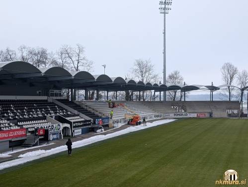 Severozahodna tribuna je dobila streho.