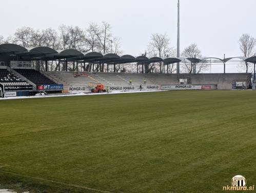 Severozahodna tribuna je dobila streho.