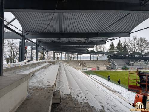 Severozahodna tribuna je dobila streho.