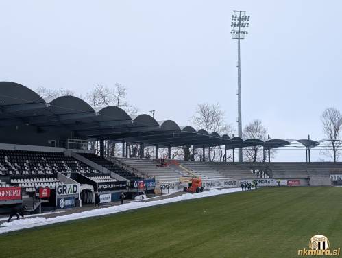 Severozahodna tribuna je dobila streho.