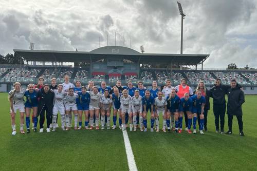 Nogometašice Mure None (beli dresi) s švicarsko ekipo Küsnacht. Fotografija je nastala na Malti.