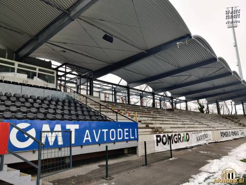 Za tribuno poteka gradnja VIP prostorov.