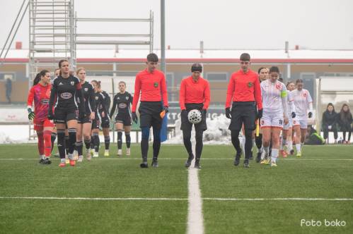 Prihod igralk na igrišče.