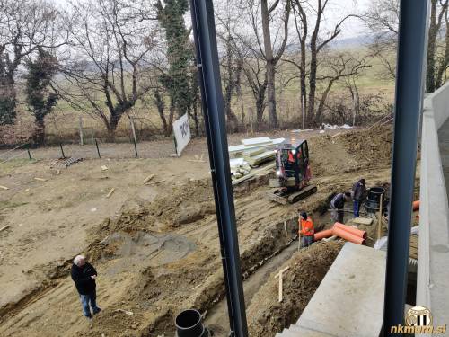 Polaganje kanalizacijskih cevi za tribuno.