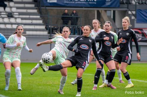 Mura Nona : Olimpija. Yana Malakhova se bori za žogo. Dogajanje opazujeta Gala Dasović Ravnik in Zala Vindišar.